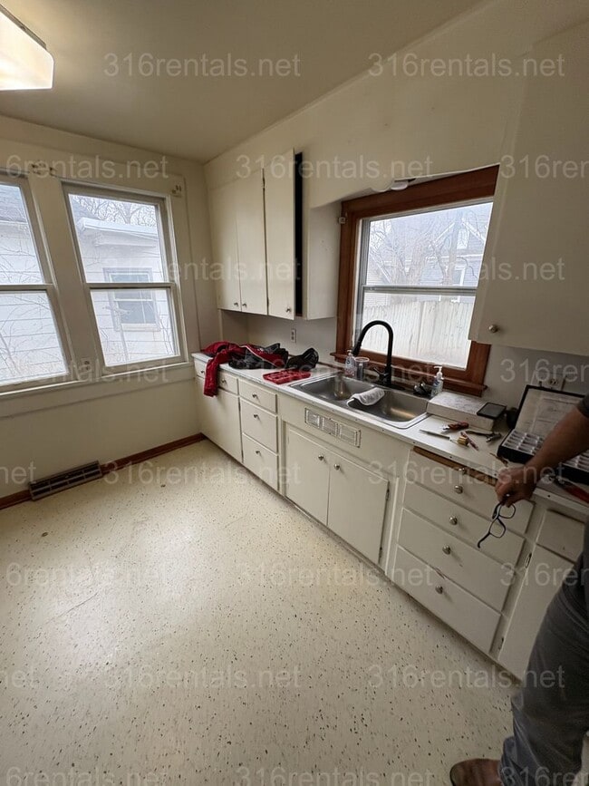 Building Photo - $899 - 3 bed 1 bath - Single Family Home