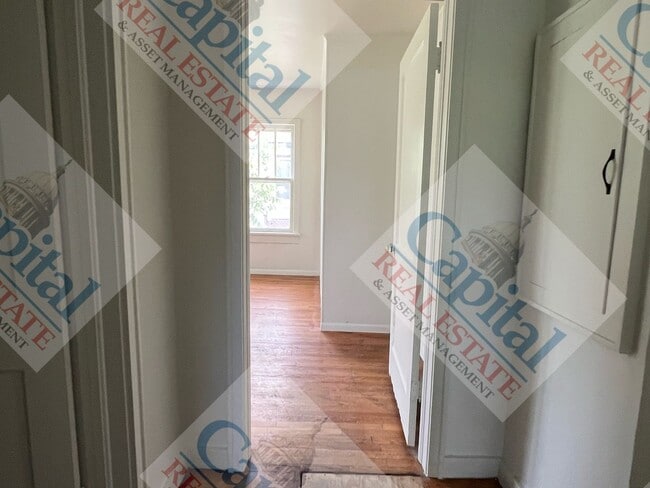 Building Photo - Spacious 3 Bedroom