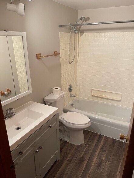 Same Full Bath Upstairs - 609 Gascoigne Dr