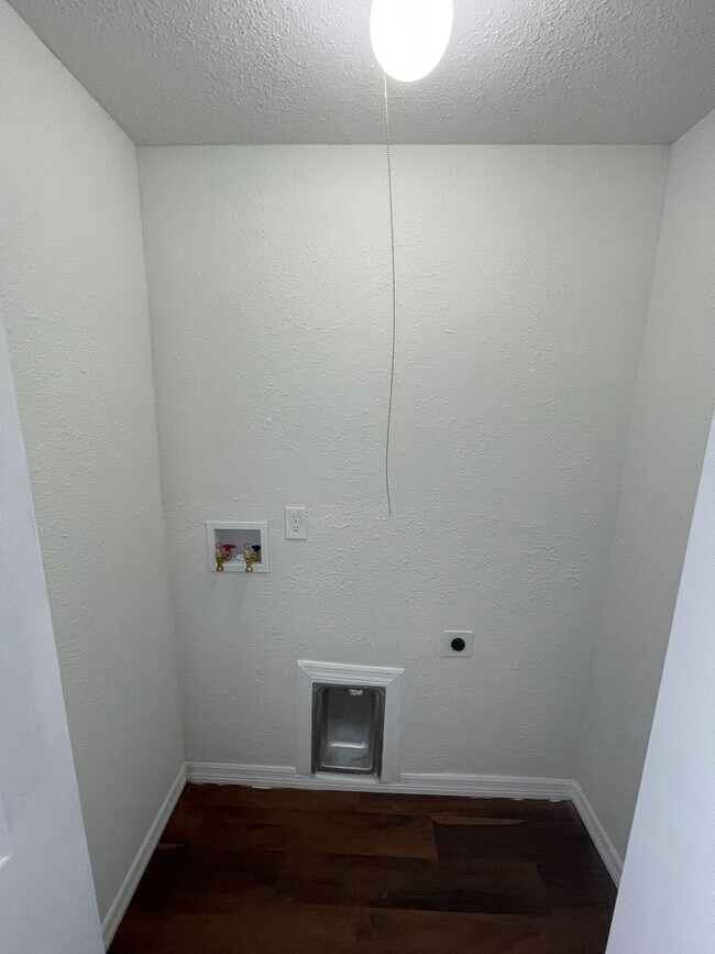 Building Photo - Fabulous 4 Bedroom 2 Bath!