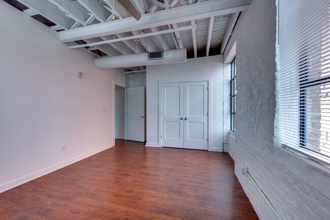 Building Photo - Newly Rennovated Two Bedroom