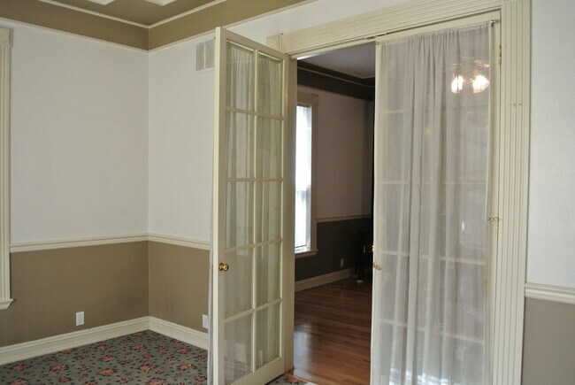 Building Photo - Beautiful Ground Level 1Bed/1Bath with out...