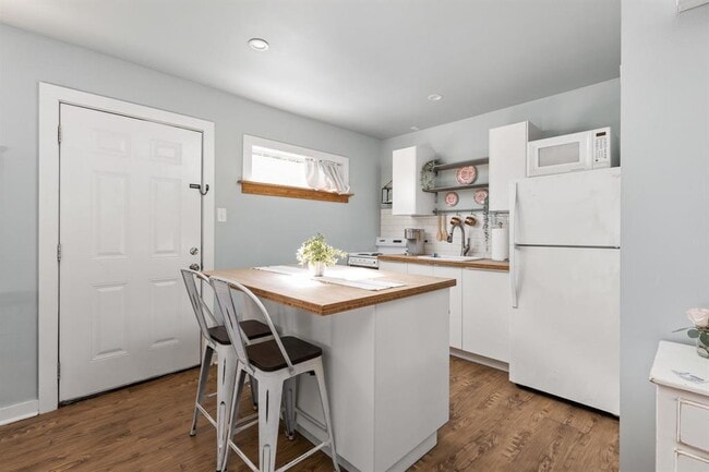 Building Photo - 201 Ramona St