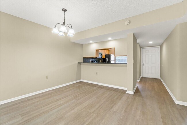 Building Photo - Spacious 2BR/2BA Condo at Whitehall - West Palm Beach