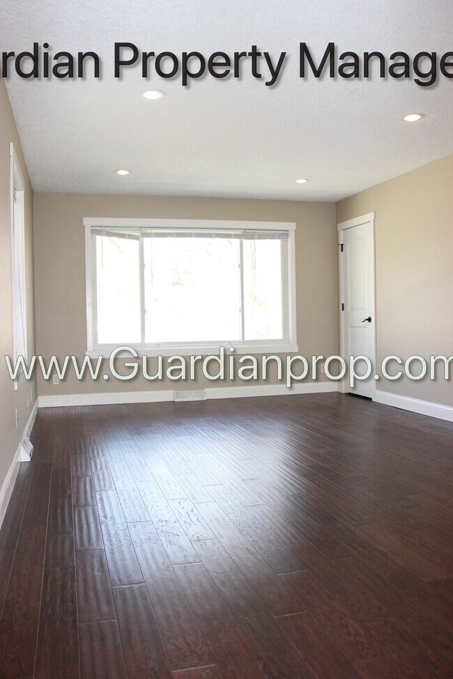 Building Photo - Renovated Side By Side Town Home, 2 Full baths, 2 Full Garage Spaces, Video Walk Through