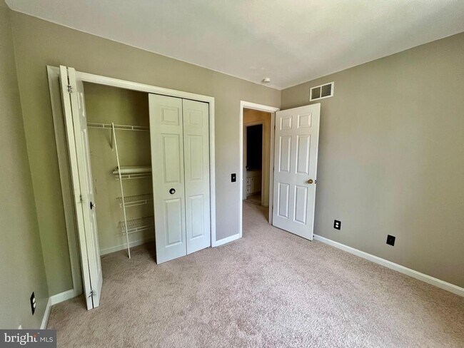 Building Photo - 7504 Lamoyne Ct