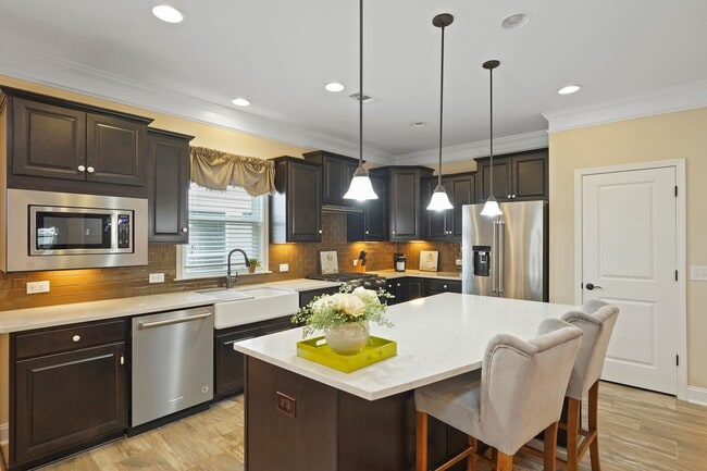 Building Photo - Charming 2-Bedroom Retreat with 2 Baths in the Heart of Sun City - Spacious 2141 Sq Ft!