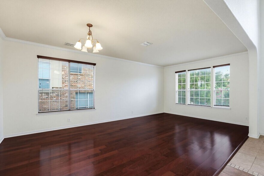 Building Photo - 3415 Highline Tr