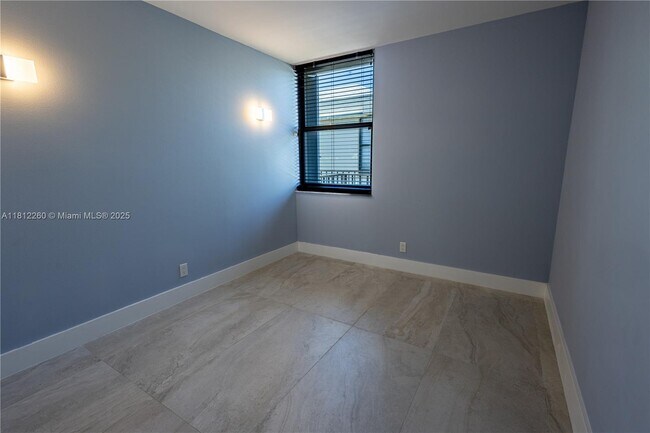 Building Photo - 20350 W Country Club Dr