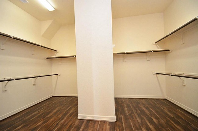 Building Photo - 4802 Fairford Dr