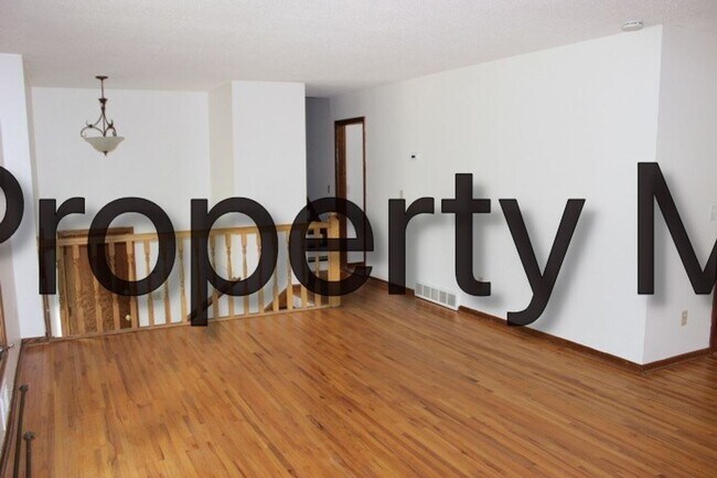 Building Photo - Edina Single Family Home, Hardwood Floors,...
