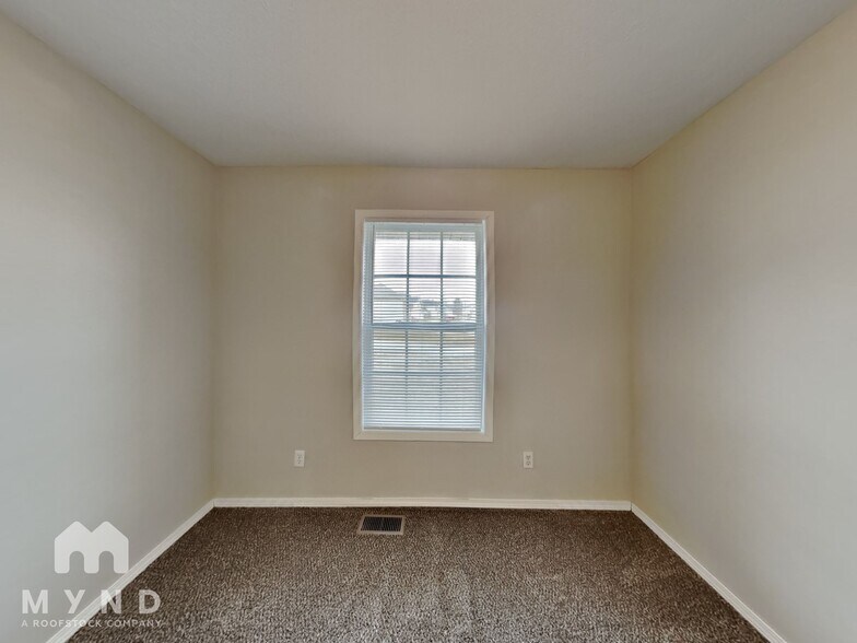 Building Photo - 1102 W Snider St