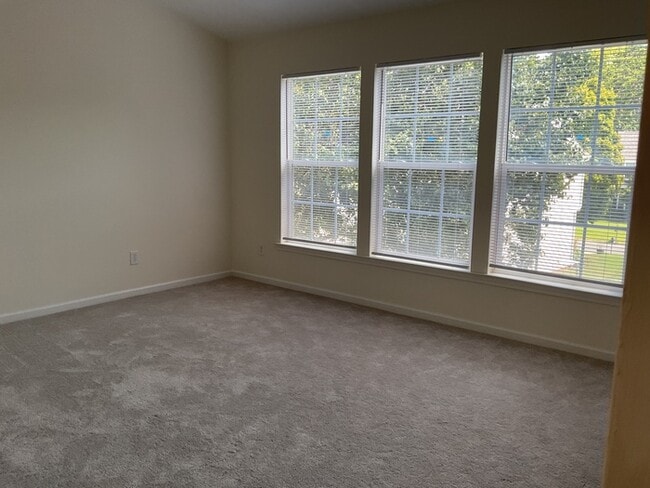Building Photo - 3 bed, 2.5 bath in desirable Willowmere!