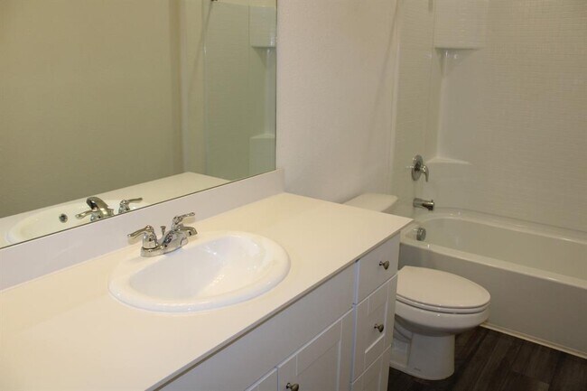Building Photo - 748 Crestridge Dr