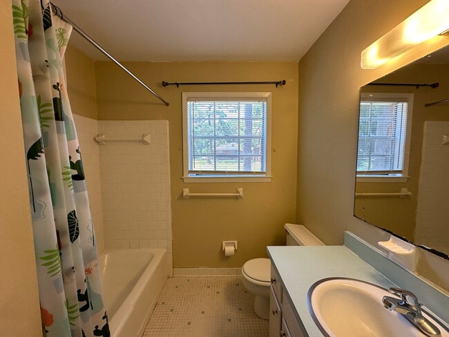 Building Photo - 2 bedroom 1 bath duplex available for rent!