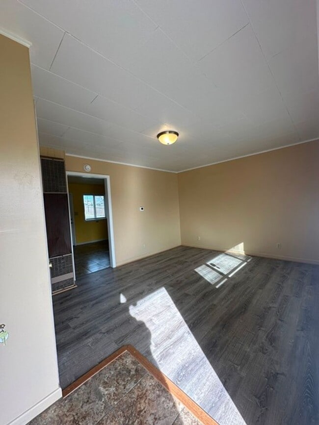 Building Photo - 2 Bedroom House