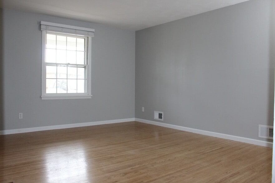 Building Photo - 32 Medimount Dr