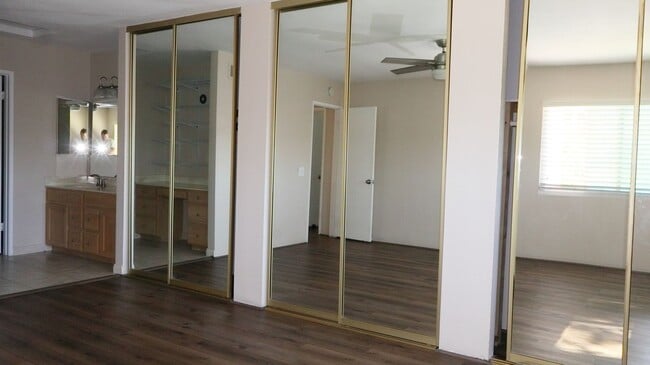 Building Photo - Beautiful 3 bedrooms corner unit condo located in Poway.