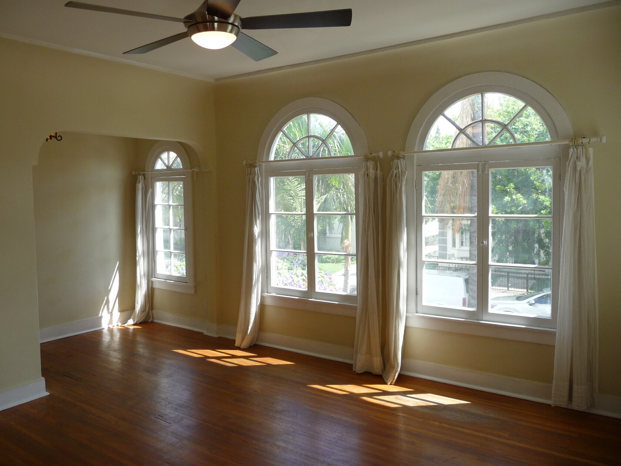 Building Photo - 435 1/2 N Sierra Bonita Ave