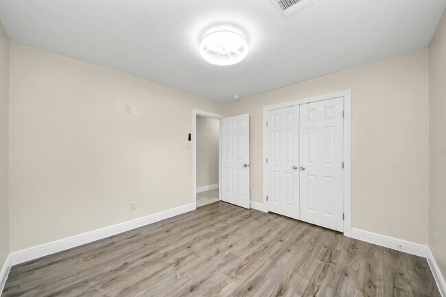 Building Photo - 7066 Villa Dr