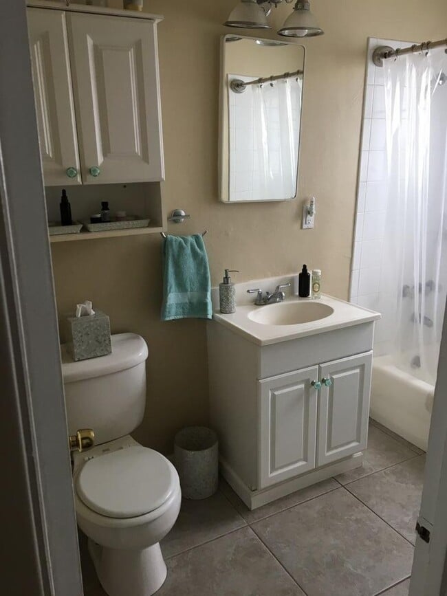 Building Photo - **Coastal Charm in Central Encinitas – 2 B...