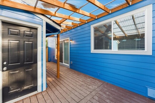 Building Photo - Updated 3BD/2BA Highland Duplex • Private Garage, Fireplace & Outdoor Space!