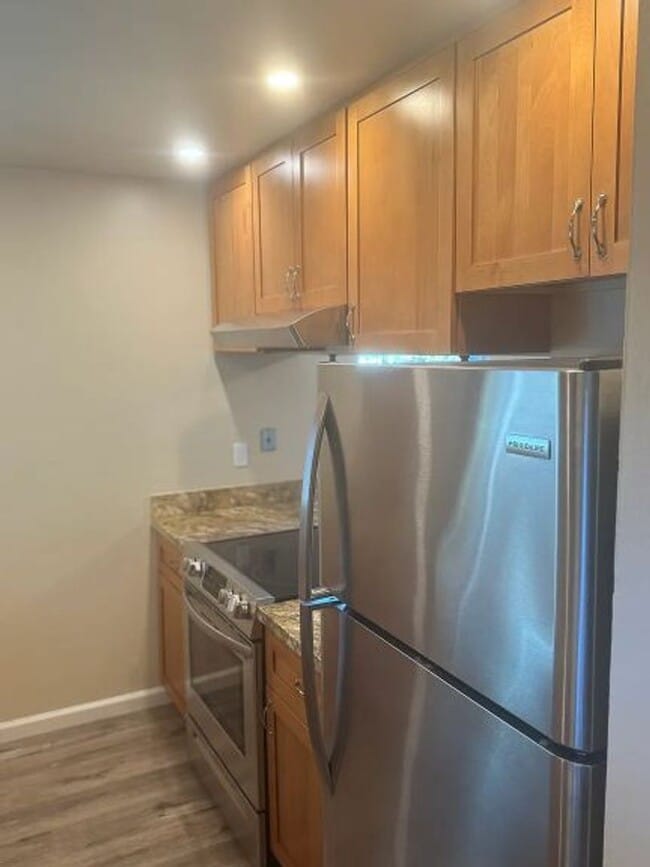 Building Photo - Lovely and Updated 2 Bedroom Beauty in Ple...