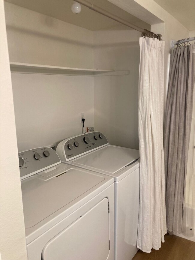Building Photo - 2 Bedroom 2 Bathroom upper unit near Stran...