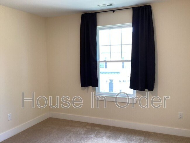 Building Photo - 102 Monmouth Way