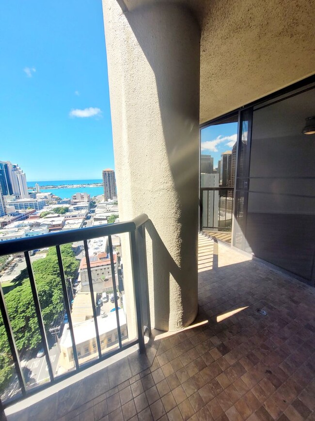 Building Photo - AVAILABLE NOW | 6 or 12 Month Lease Option...