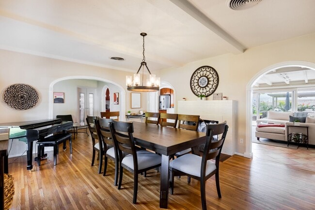 Building Photo - Movie Colony Oasis - Peaceful, Walk to Downtown (Monthly Only - No Long Term)