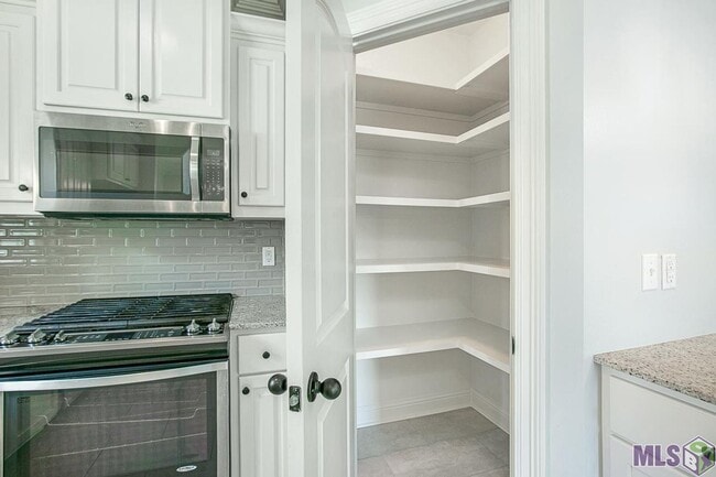 Building Photo - Trendy 4 bedroom, 2 bath home in coveted D...