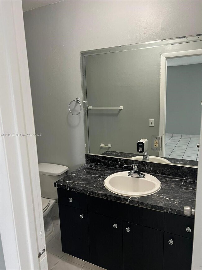 Building Photo - 30 E 12th St