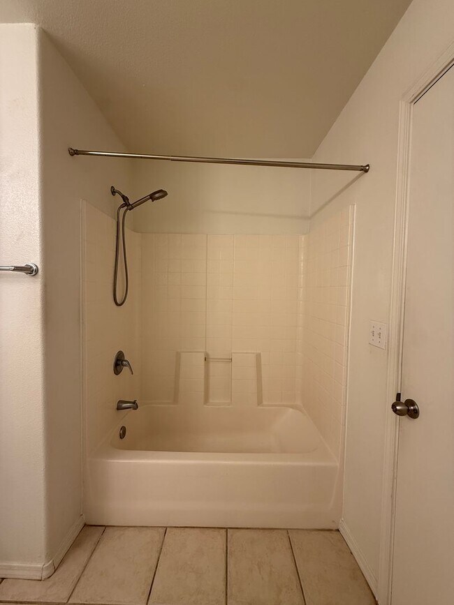 Building Photo - Centrally Located Downstairs Condo in the Oak Creek Villas