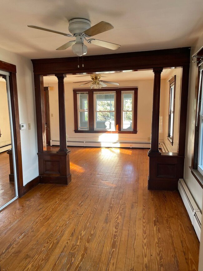 Building Photo - 2BR/1BA, WD Hookups, Parking!