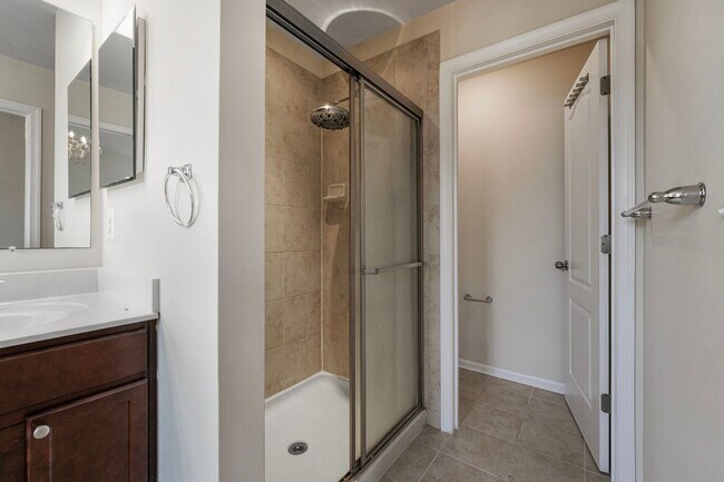 Building Photo - Spacious 3-Level END UNIT Townhome
