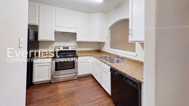 Building Photo - 1011 Iola Dr
