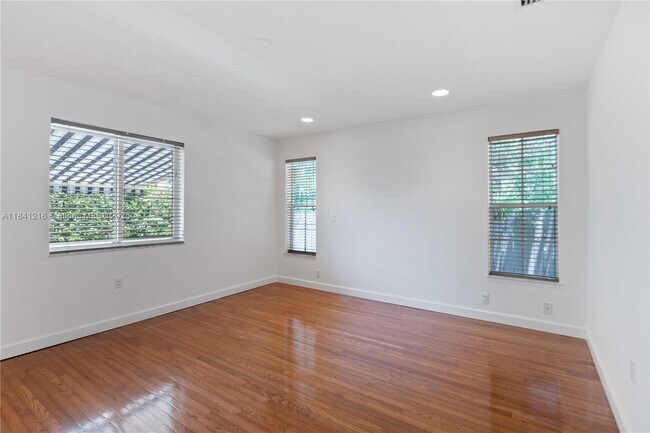 Building Photo - 6043 SW 34th St