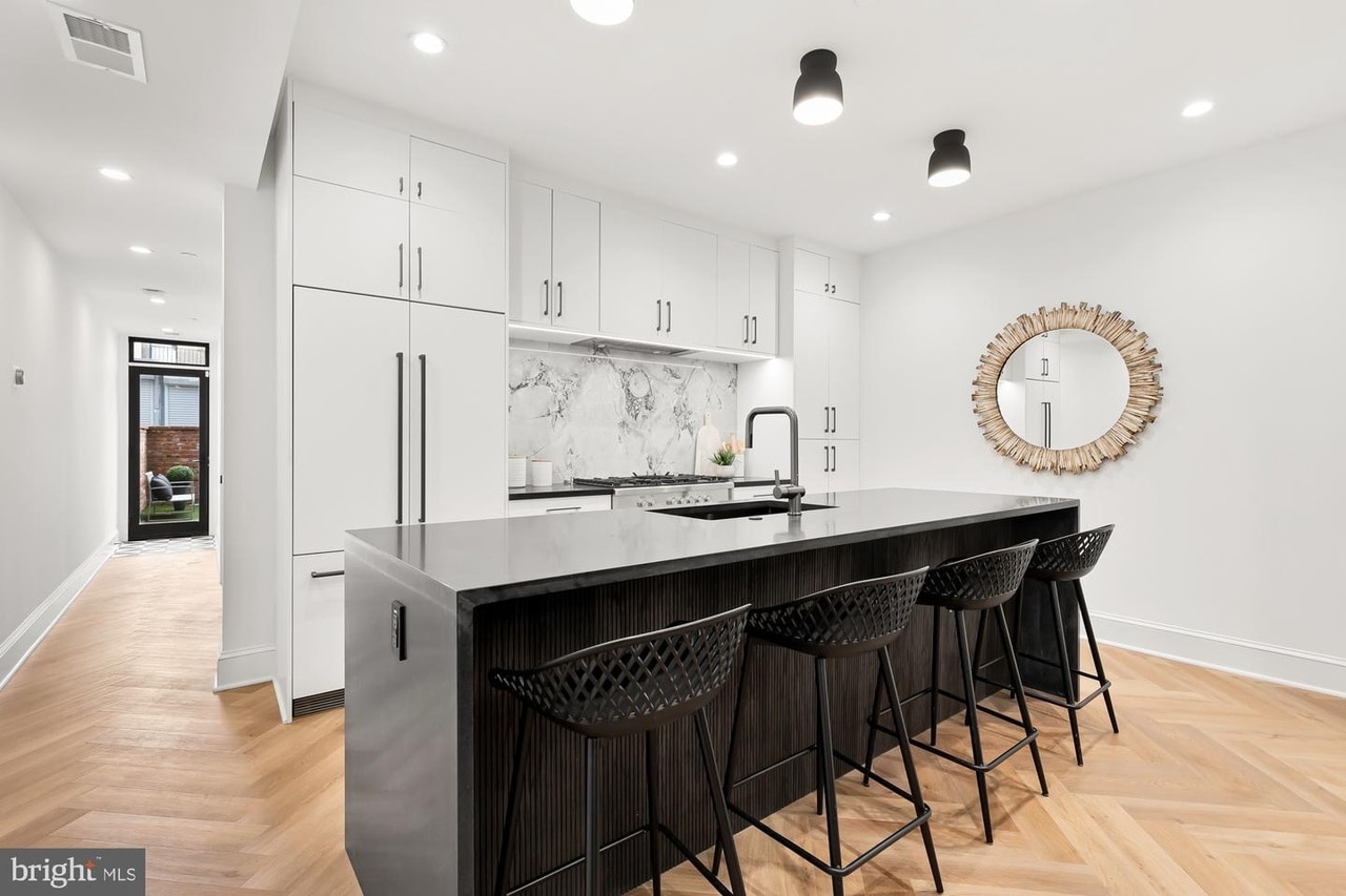 Chef's kitchen, granite countertop, built-in appliances - 70 Q St NW