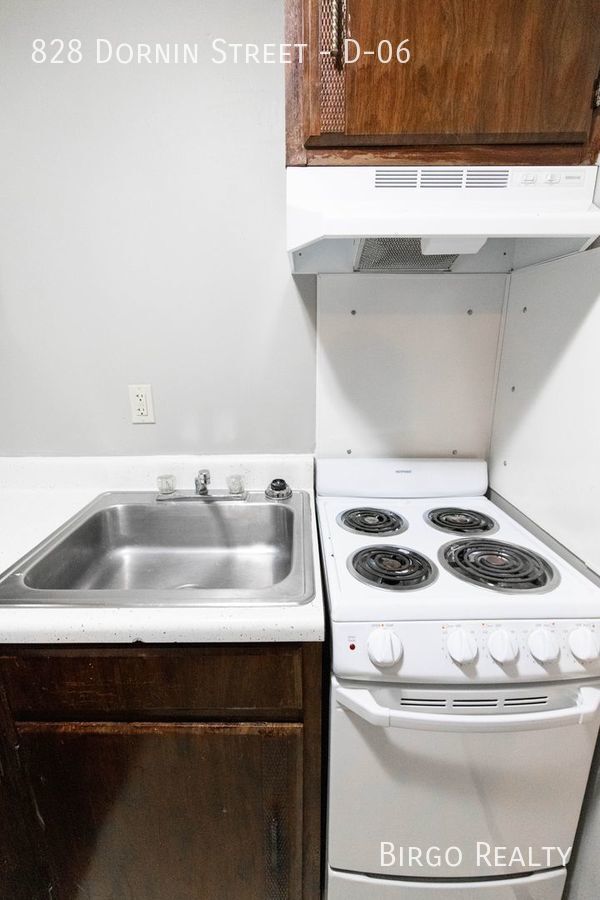 Comfortable 1 Bed/1 Bath APARTMENT in GREE... 828 Dornin St