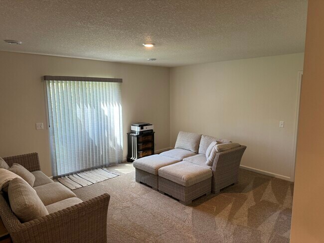 Building Photo - 1038 White Tail Ln