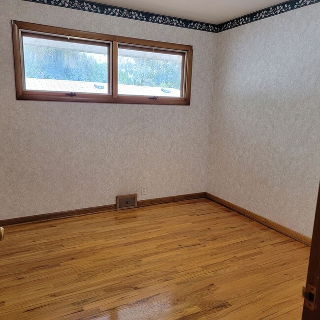 Building Photo - 5 Bed 2 Bath Home