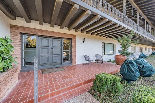 Building Photo - 2-bedroom, 2-bath condo located in the highly desirable Ridglea North neighborhood.