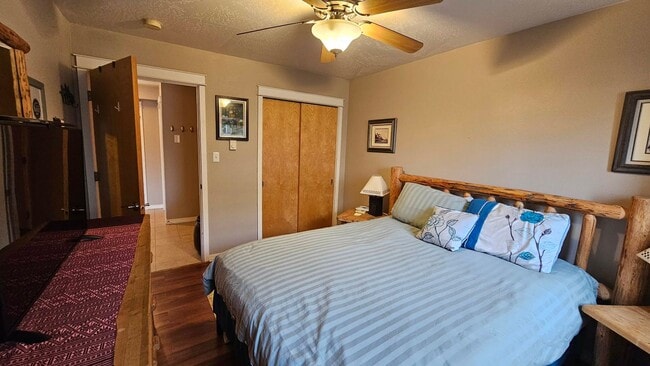 Building Photo - Condo located near the lake- Available NOW until July 31st, 2026. Available again September 1st, ...