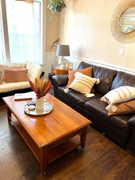 Living room - 214 W De la Guerra St