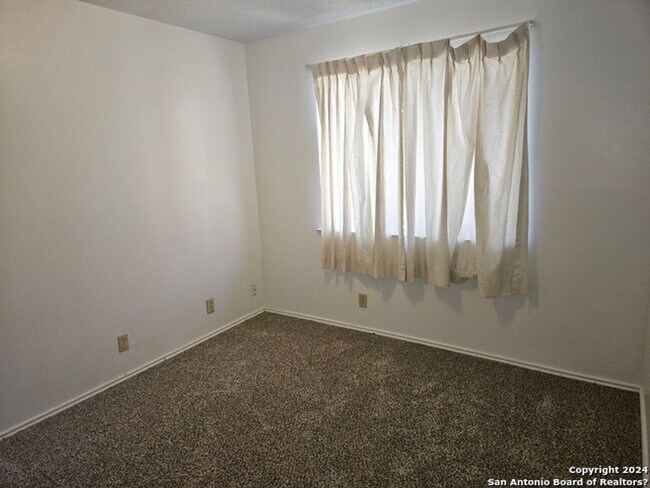 Building Photo - 2/2 Duplex