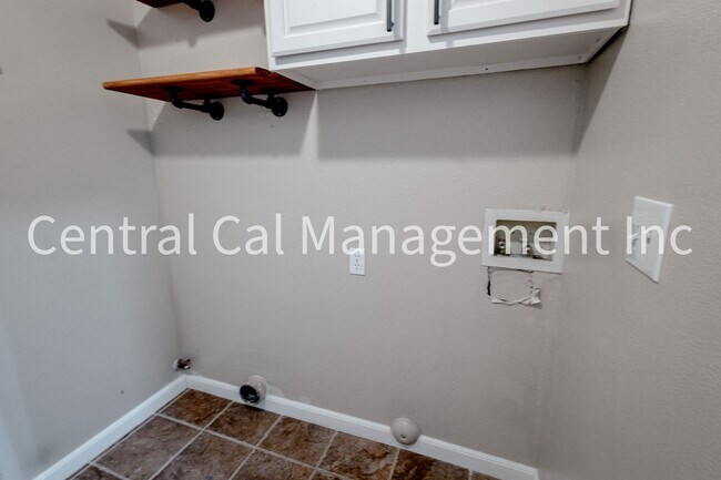 Building Photo - 4 Bedroom/2 Bath Home in Desired Riverlakes Community - $2495 per month!