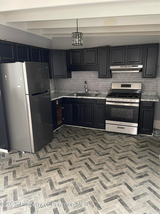Primary Photo - 17 E Carey St