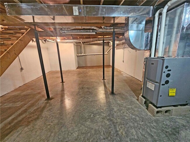 Building Photo - 118 Main St