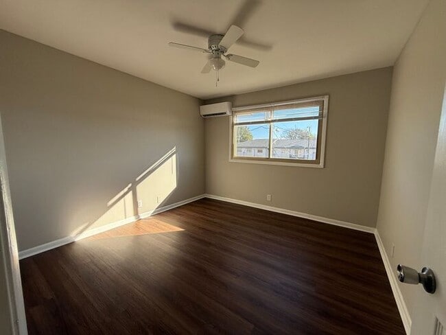 Building Photo - 2 Bedroom Unit was recently renovated. Live walking distance from the downtown square or steps fr...